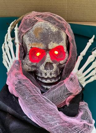 Подвесной скелет-призрак на Хэллоуин