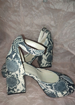 Топові шкіряні туфлі босоніжки з квадратним носк зміїний принт 37