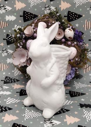 Статуэтка кролик с корзинкой керамика