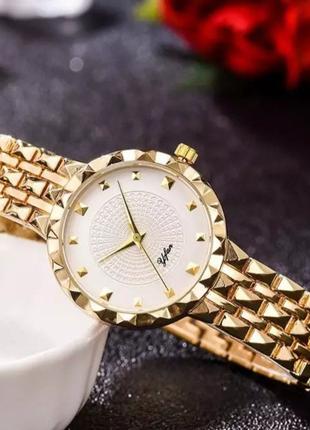 Женские часы-браслет в золотом цвете