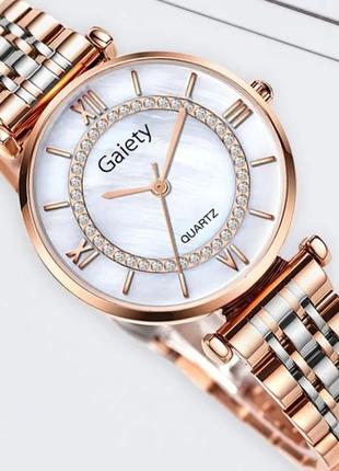 Часы наручные женские с металлическим браслетом .
