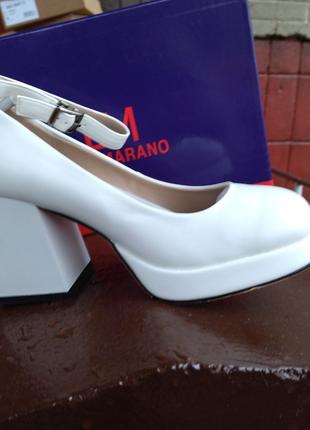 Білі жіночі туфлі на підборах з ремінцем Lino Marano