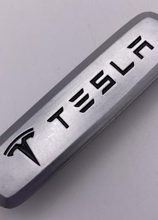 Шильдик на авто коврик Tesla тесла