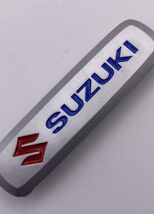 Шильдик на авто коврик сузуки Suzuki