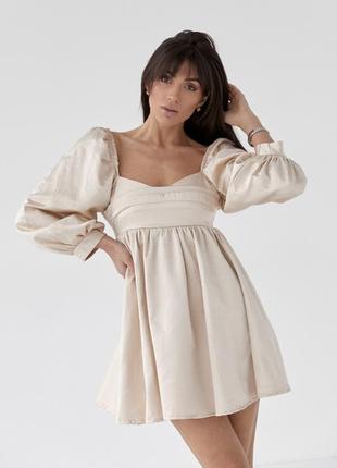 Атласное платье-мини с пышной юбкой и с открытой спиной