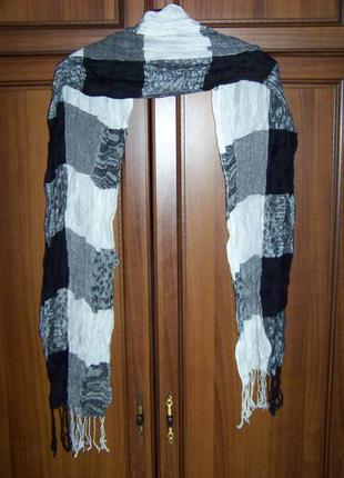 Длинный тонкий теплый слегка жатый черно-белый шарф с бахромой