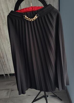 Плиссированная черная юбка миди размер л/40 а-силуэтная