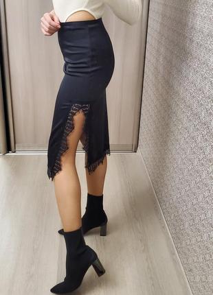 Сатиновая юбка с разрезами с кружевом шантильи