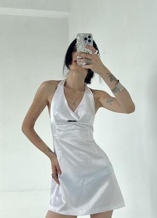 Белое мини атласное платье с открытой спиной
