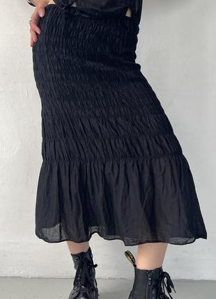 Длинная черная жатая юбка на высокой посадке
