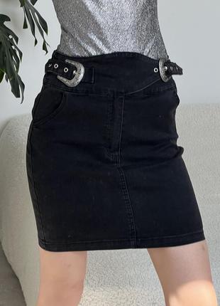 Черная джинсовая юбка с ремнем, пряжками серебряными. мини юбк...