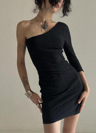 Черное мини платье на одно плечо