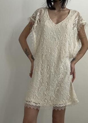 Роскошное мини кружевное молочное платье в викторианском стиле