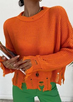 Женский укороченный свитер — рваный со спущенной линией плеча