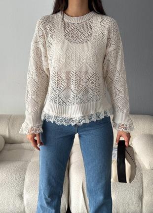 Красивый ажурный свитер украшен кружевом белый