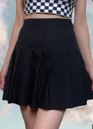 Черная базовая юбка в складку на высокой посадке
