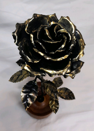 Кована троянда, з підставкою, ручної роботи.