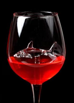 Бокал для вина с акулой RESTEQ. Фужер для вина с фигуркой акул...