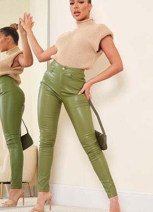 Брюки из экокожи брюки prettylittlething женские зеленые хаки