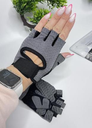 Женские спортивные перчатки серого цвета размер s