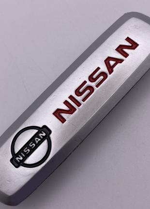 Шильдик на авто коврик ниссан Nissan