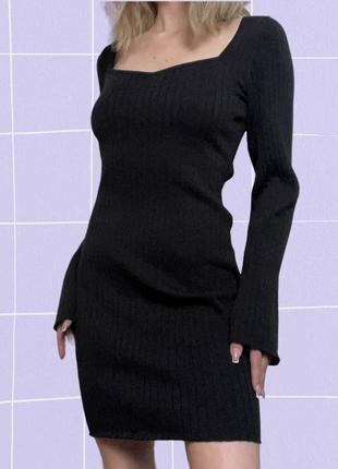 Базовое черное теплое платье в рубчик