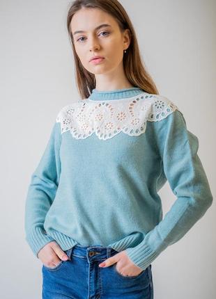 Жіночий светр з коміром мадейра