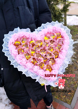 Розовый букет из конфет в форме сердца подарок для девушки