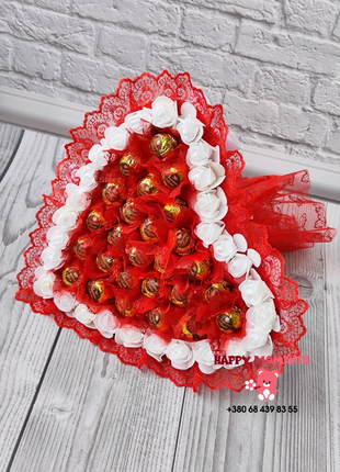 Красный букет из конфет в форме сердца подарок для девушки