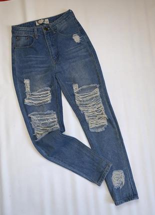 Модные джинсы с дырами потертостям