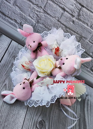 Розовый букет из плюшевых зайчиков и конфет, подарок для ребенка