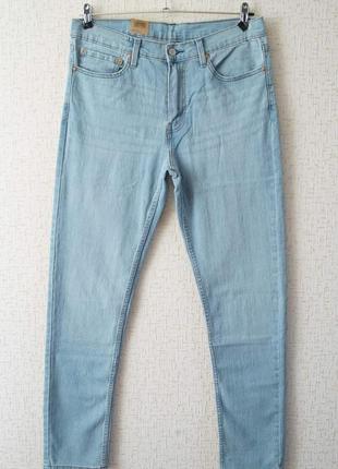 Мужские джинсы levi's светло-голубого цвета.