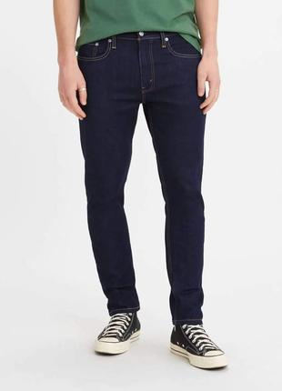 Мужские джинсы levi's темно-синего цвета.