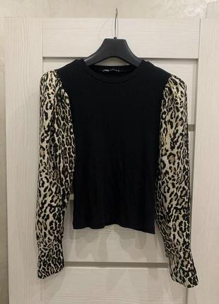 Легкий свитер кофта zara с леопардовыми рукавами джемпер