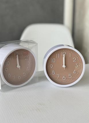 Годинник настільний із будильником стиль і простота