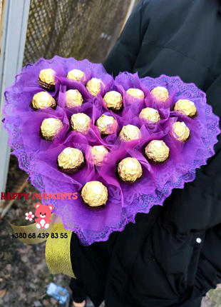 Букет с конфетами Ferrero Rocher в форме сердца в день влюбленных