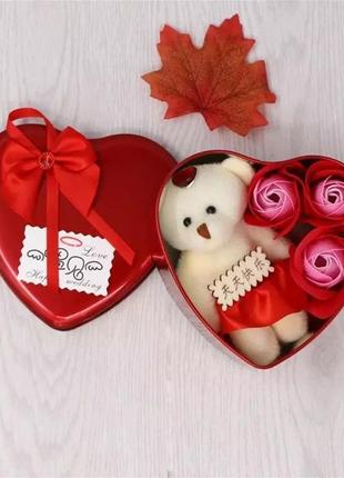 Подарочный набор с мыльными цветами, 3 розы и 1 мишка, цвет: к...