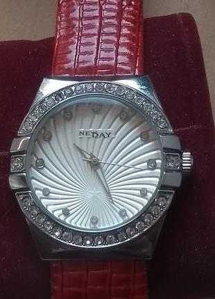 .Жіночий годинник наручний зі стразами NewDay  ndst181