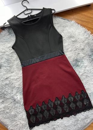 Повседневное платье черно-бордового цвета