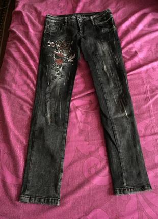 Черные джинсы для девочки р-р 42 с вкраплением блесток.