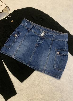 Стильная джинсовая юбка с карманами по бокам