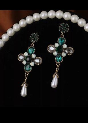 Елегантні, святкові сережки  з зеленими кристалами та  перлина...