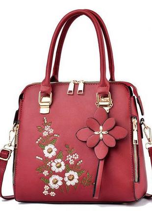 Женская сумка с вышивкой и брелоком красный