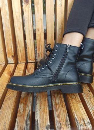 Женские ботинки на шнуровке черные кожаные