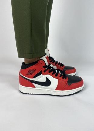 Женские кроссовки Nike Air Jordan 1 retro красные с черным/белым