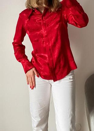 Сатиновая красная блуза в животный принт