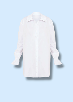 Белое платье-рубашка с оборками и манжетами prettylittlething