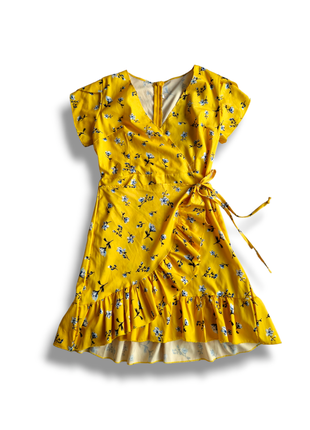 Желтое платье в цветочный принт на запах