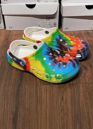 Крокс бая клог тай-дай crocs baya graphic tie-dye clog