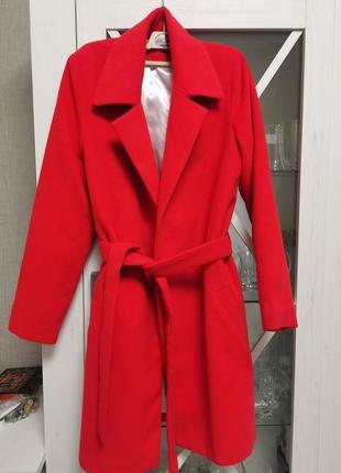 Невероятное женское пальто красного цвета